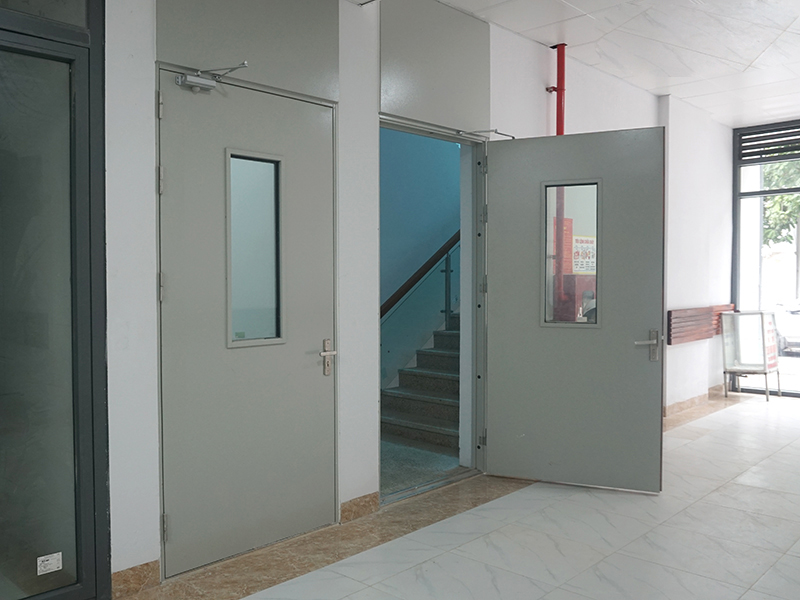 cua-thep-chong-chay-sky-light-1-canh-co-o-kinh