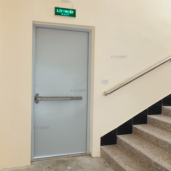 cua-thep-cong-nghiep-1-canh-thanh-thoat-hiem-