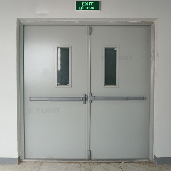 cua-thep-cong-nghiep-2-canh-co-o-kinh-sky-light-thanh-thoat-hiem